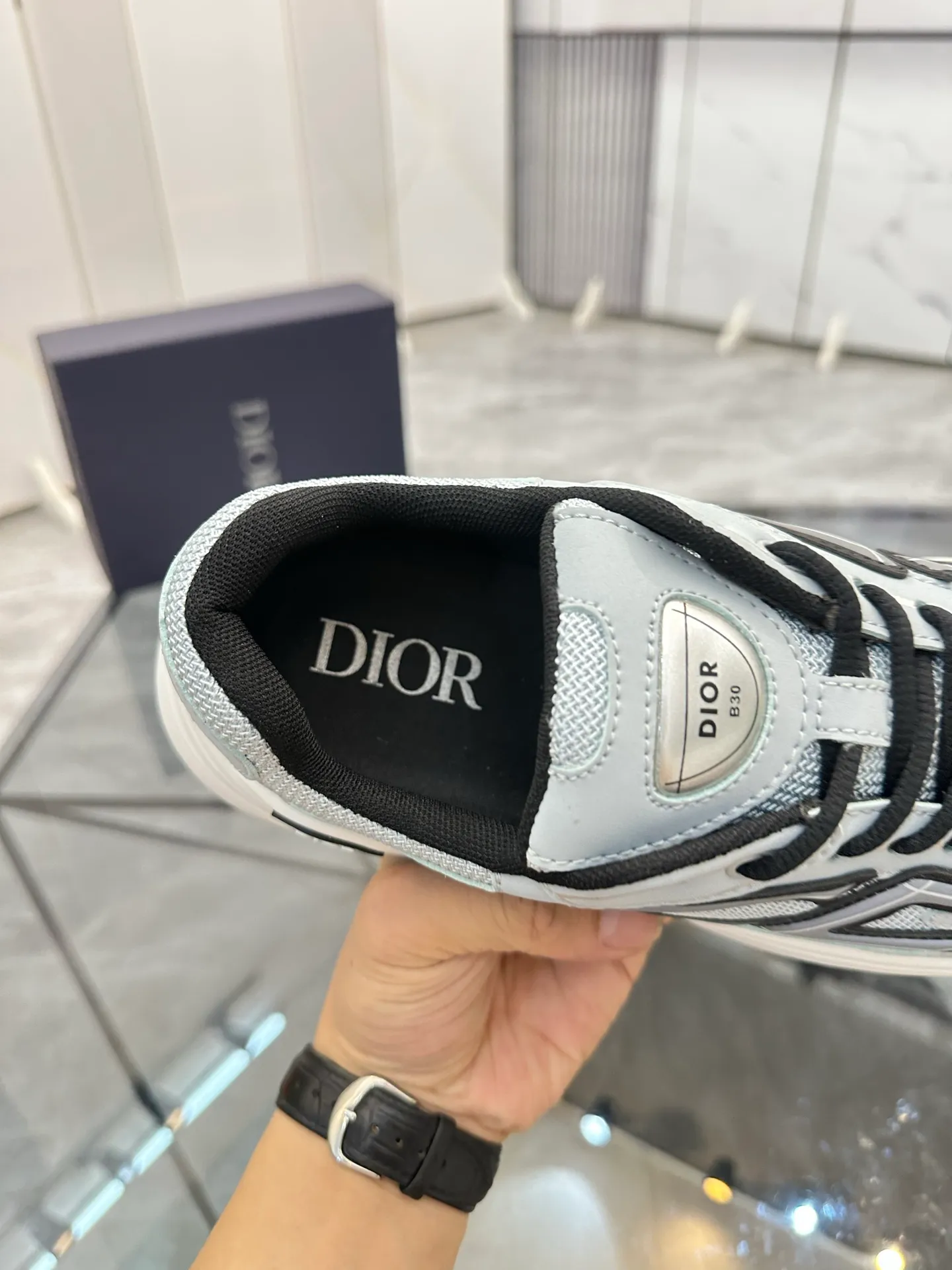 Men's shoes: 💰P400¥ Available in Guangzhou Product trademark: Dior* "Dior*" low-top casual shoes Regular size: 35-46 (can be customized to 47) Couple style Product materials: Upper imported cowhide stitched with original fabric, breathable lining, ultra-light foam original outsole. No.: 007